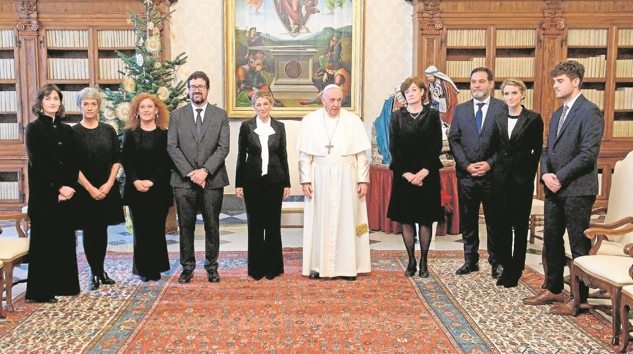 El Papa Francisco recibió a Yolanda Díaz y su séquito en el Vaticano el pasado 11 de diciembre. De izquierda de derecha: Mariña Sánchez (fotógrafa oficial de Yolanda Díaz), Elena Cardezo (asesora y excordinadora de campaña); Estela Pazos (Directora adjunta de Gabinete), Joaquí Pérez (Secretario de Estado de Empleo). Yolanda Díaz, el Papa Francisco y María del Carmen de la Peña (Exembajadora de España ante la Santa Sede). Y Josep Vendrell (Director de Gabinete de la vicepresidenta), Virginia Uzal (Jefa de prensa de la Vicepresidencia) y Carlos Corrochano (Politólogo asesor de la Vicepresidencia)
