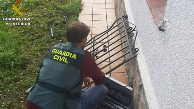 La Guardia Civil detiene en Alicante a un joven marroquí acusado de dieciséis delitos