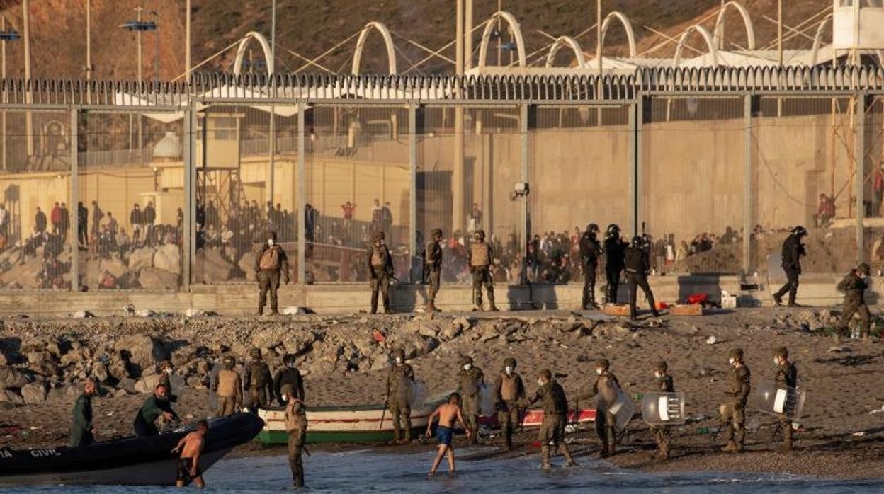 La playa de El Tarajal junto a la valla fronteriza en Ceuta, en una imagen de archivo