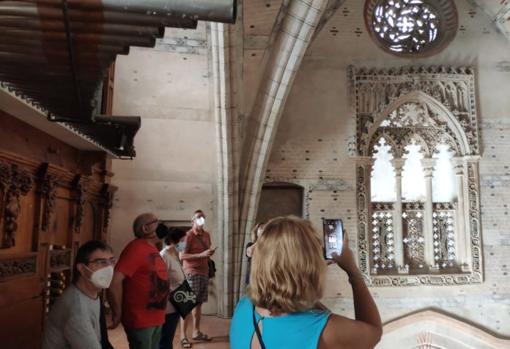 Visitantes participando en actividades de promoción del patrimonio histórico-artístico