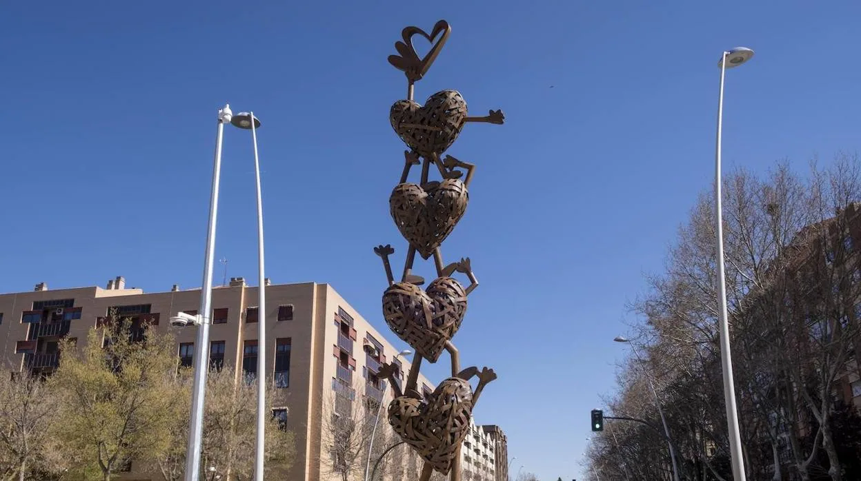 Presentación de la escultura de la nueva Glorieta del Voluntariado, en la avenida Federico Anaya con paseo de los Olivos, en Salamanca.