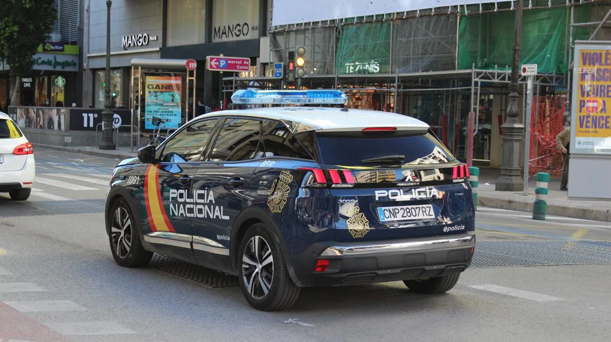 Imagen de recurso de un coche patrulla de la Policía Nacional en el centro de Valencia