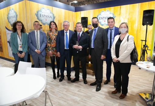 El presidente regional y el consejero de Agricultura junto a los responsables de Embutidos España