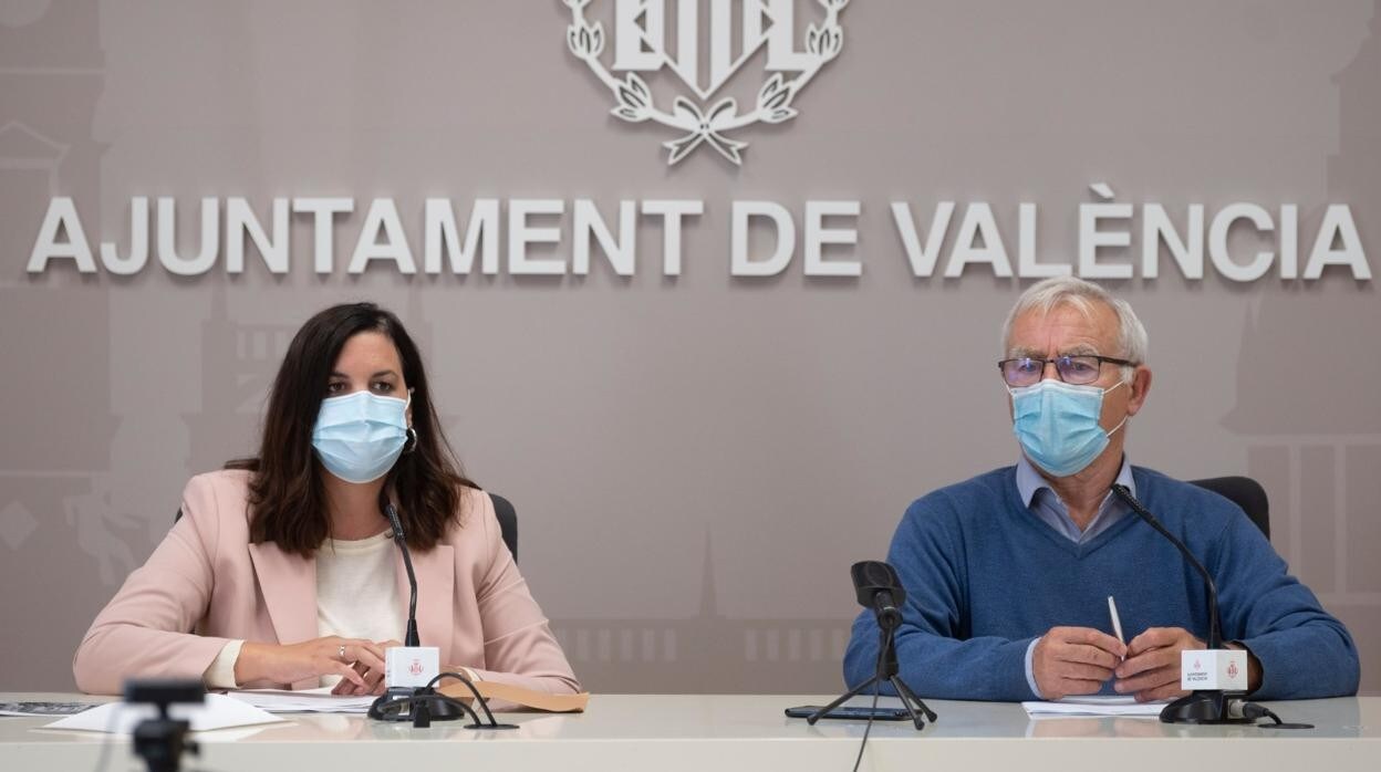Una rueda de prensa con el alcalde de Valencia, Joan Ribó, y la vicealcaldesa, Sandra Gómez
