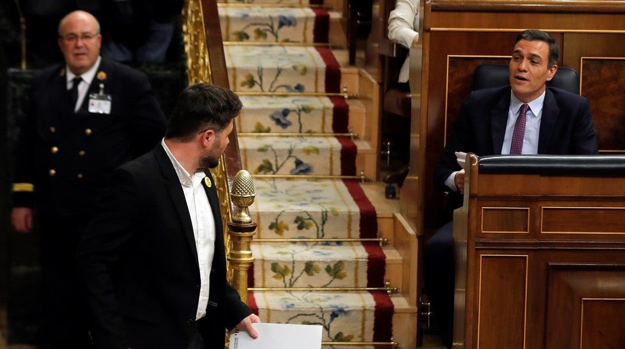 El presidente del Gobierno, Pedro Sánchez, en su escaño y el portavoz de ERC, Gabriel Rufián, en una imagen de archivo