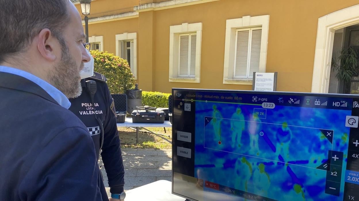 Imagen del concejal de Protección Ciudadana, Aarón Cano, durante el simulacro del 'dron antipandemias' en Valencia