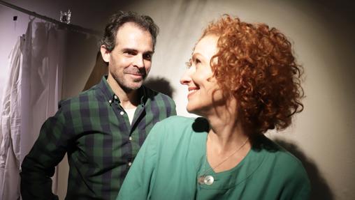 Los actores de microteatro Jesús Granda y Mercedes Salvadores, en la obra 'Coma'.