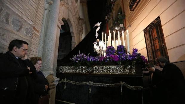 Tras dos años sin salir, este Viernes de Dolores desfilará por las calles de Toledo la procesión de la Soledad