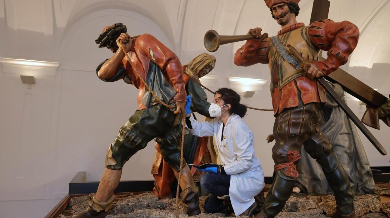 La restauradora Carolina García pone a punto los pasos del Museo de Escultura para las procesiones de Semana Santa de Valladolid