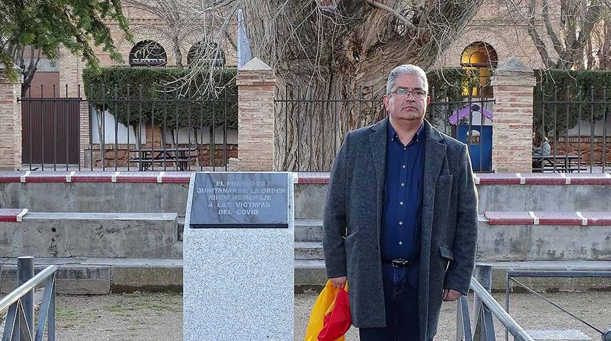 El alcalde Juan Carlos Navalón junto al monumento