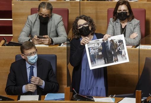 Imagen de la vicepresidenta de la Generalitat, Mónica Oltra, sujetando una fotografía, este jueves en las Cortes Valencianas