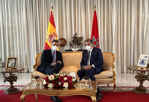 El presidente Sánchez fue recibido por su homólogo marroquí, Aziz Ajanuch
