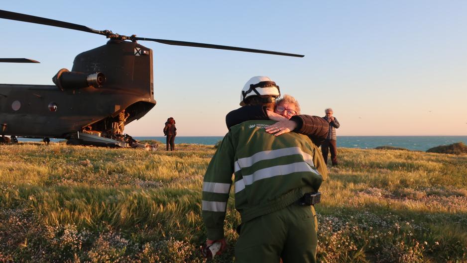 El emotivo recibimiento al helicóptero del Ejército en la isla de Tabarca para tener electricidad tras el temporal