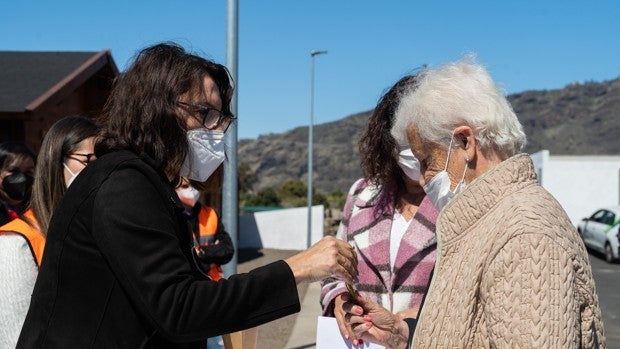 Las primeras cinco viviendas de madera de La Palma reciben a sus familias