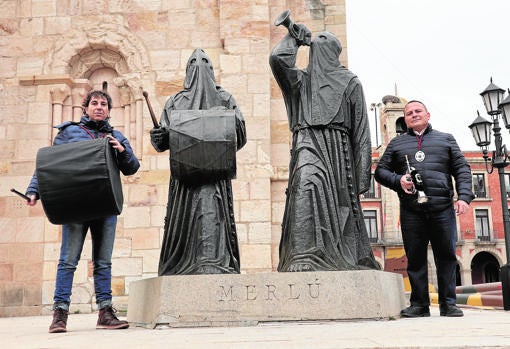 Lolo González y José Gabriel Antón posan junto a la escultura de El Merú realizada por Antonio Pedrero