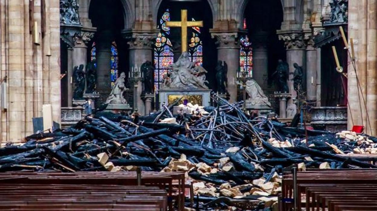 Interior de la catedral de Notre Dame, tras el incendio que sufrió en abril de 2019