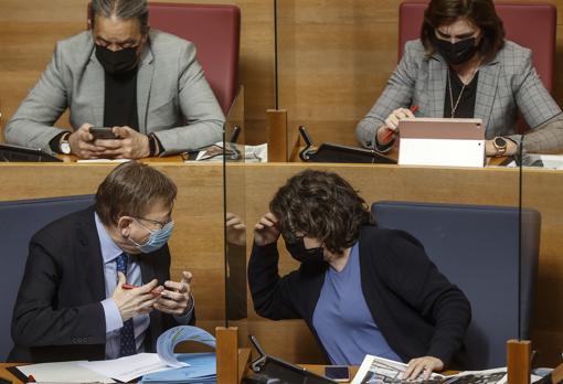 Imagen del presidente de la Generalitat, Ximo Puig, y de la vicepresidenta, Mónica Oltra, este jueves en las Cortes Valencianas