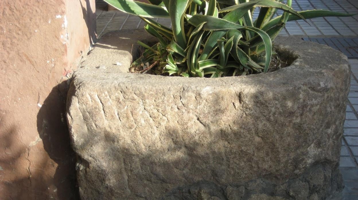 La pila, perteneciente a la ermita de Sacramento, servía de jardinera en una casa particular de Ponferrada