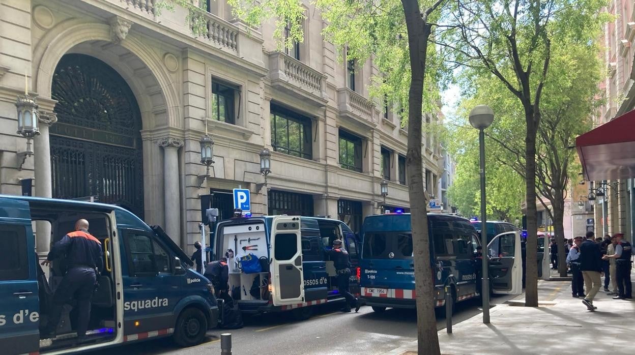 Despliegue de Mossos para desalojar un hotel okupado en las Ramblas