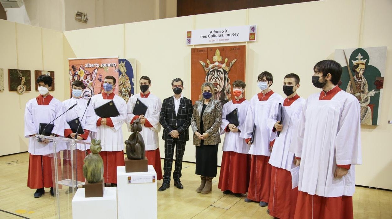 Tolón, Romero y la Escolanía de la catedral, que ha actuado en la inauguración