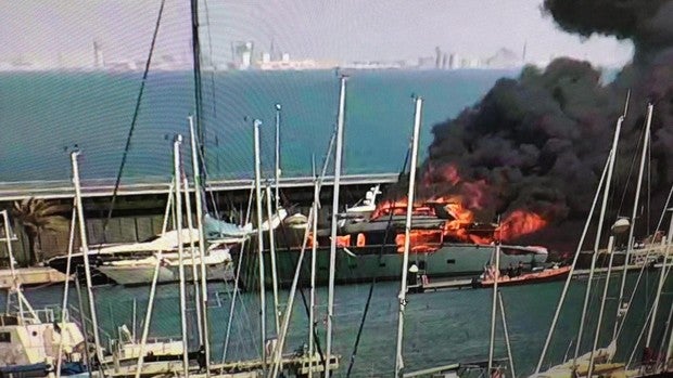 Un incendio destroza un yate de 27 metros de eslora en el Puerto de Valencia