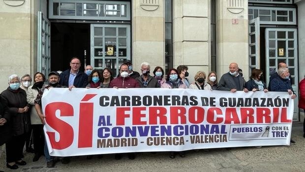 Más de medio centenar de vecinos de Carboneras viaja a Aranjuez para unirse a otra manifestación contra el cierre del tren