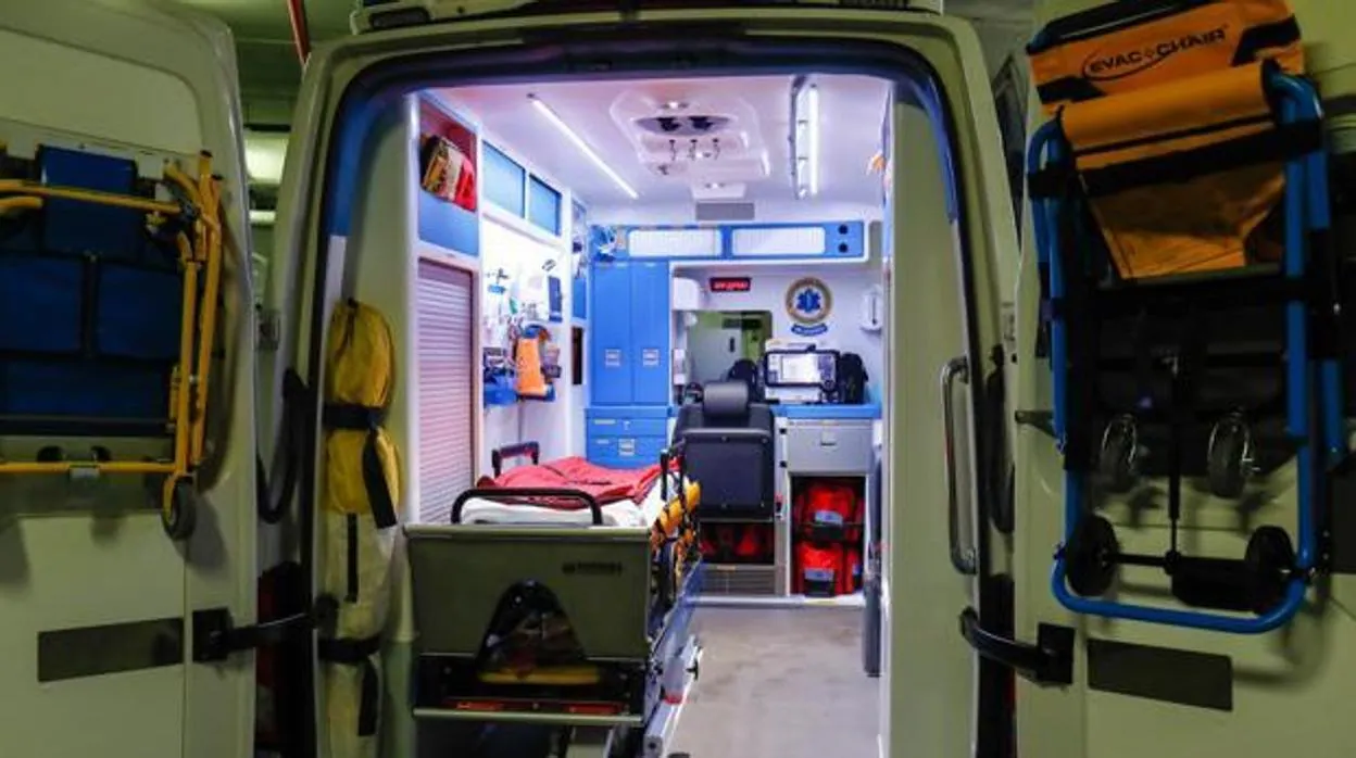 Imagen de arcihvo del interior de una ambulancia