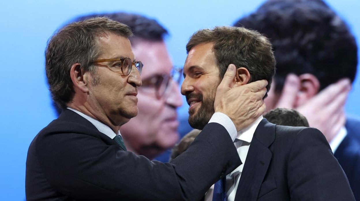 El nuevo presidente del PP, Alberto Núñez Feijóo (i), saluda a su antecesor en el cargo, Pablo Casado (d) tras su discurso en la segunda jornada del XX Congreso Nacional del PP que se celebró en Sevilla