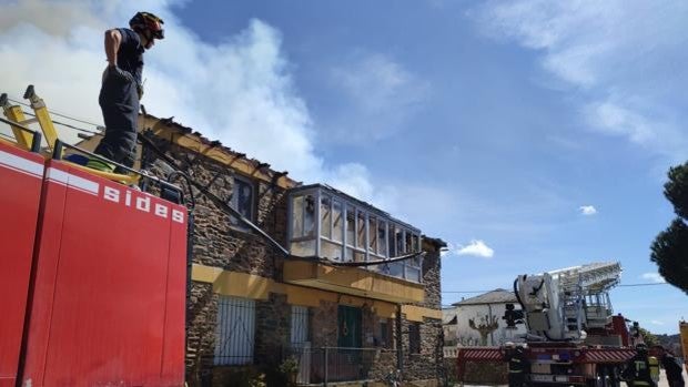 Un incendio calcina por completo una vivienda en Porqueros (León)