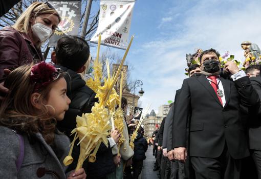 Niños al pasod e la procesión en León