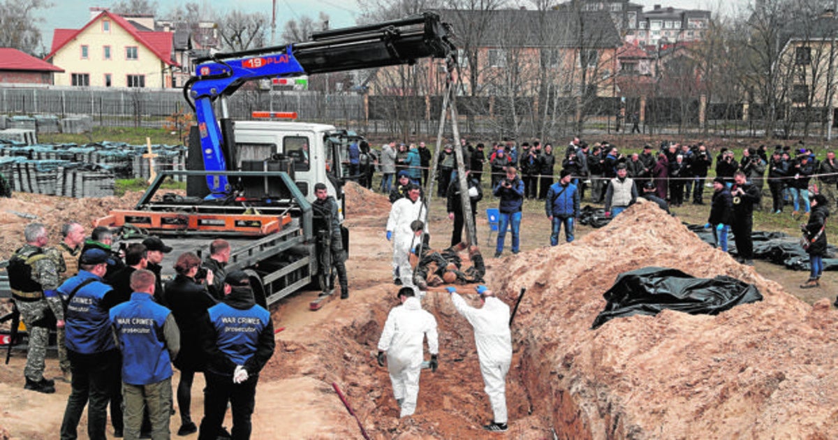 Investigadores internacionales y periodistas asisten a la exhumación de cadáveres de una fosa común en Bucha