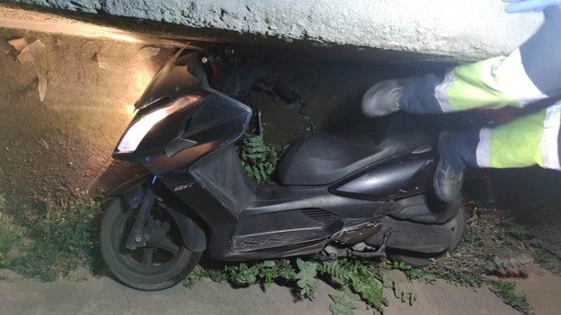 Un conductor positivo en alcoholemia cae a una acequia cuando iba en moto con su hijo de 11 años