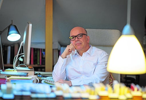 El jurista Joaquín González Ibáñez, profesor de la Universidad Complutense, en su despacho