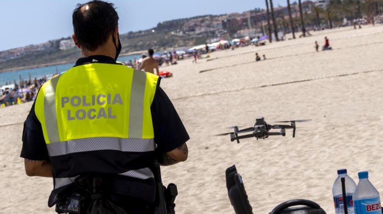 Un agente de la Policía Local pilota un dron