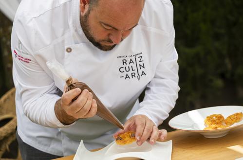 El cocinero Jorge Susinos en plena elaboración de uno de sus platos