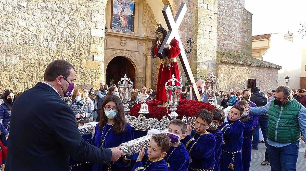 Niños portando una réplica del Cristo en Quintanar