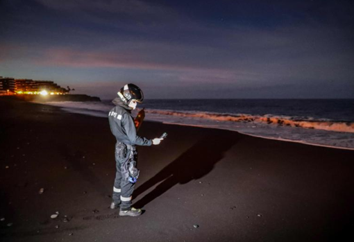 Un agente de la UME mide los gases en la playa de Puerto Naos