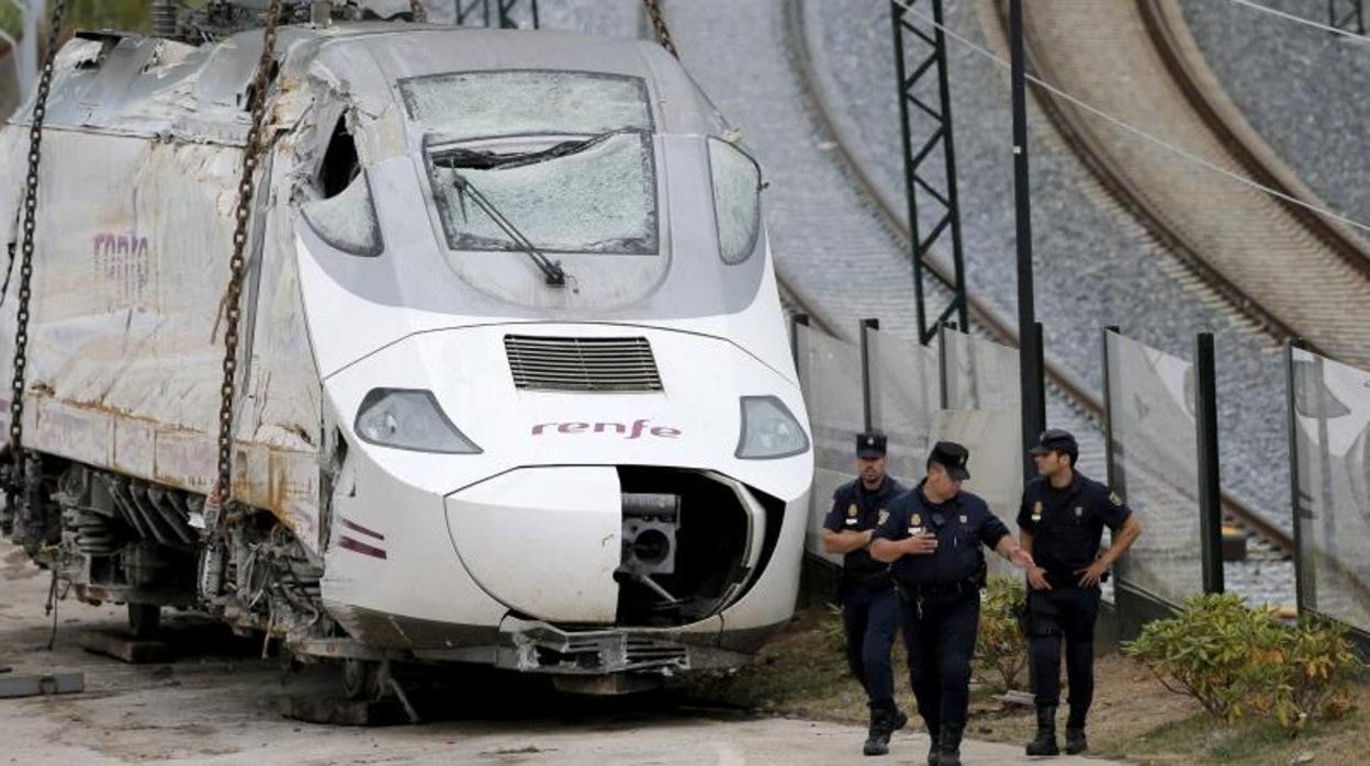 Policías custodian la máquina del Alvia siniestrado en 2013 en la curva de Angrois