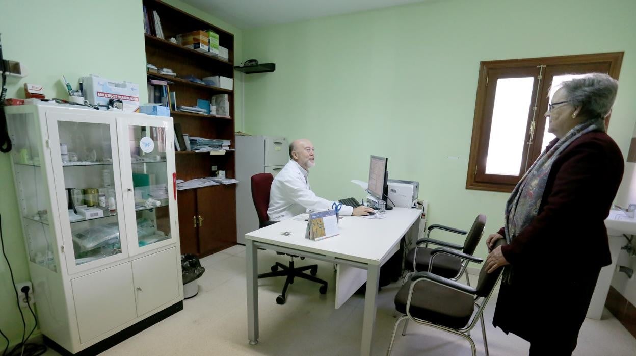 Un médico de Atención Primaria durante una consulta en una imagen de archivo