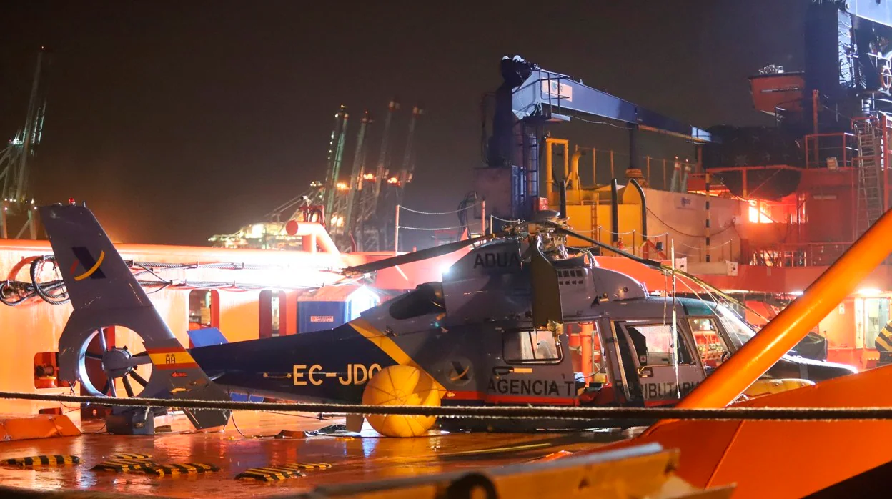 El helicóptero que cayó al mar en Cádiz en julio de 2021, tras ser recuperado