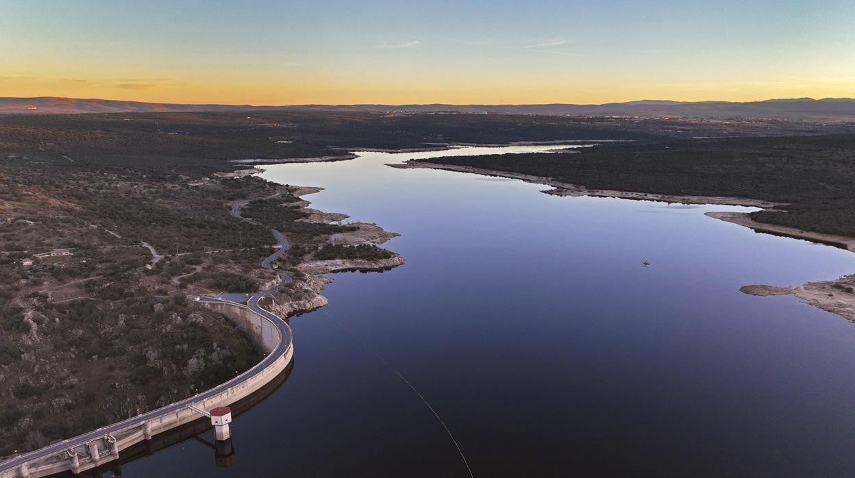 Vista aérea del embalse de las Cogotas, en Ávila, uno de los menos afectados por la sequía