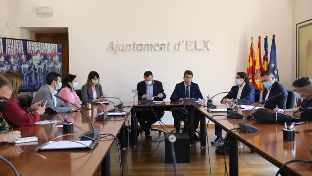 Carlos Mazón: «Si Alicante tiene AVE, cercanías y tranvía, no veo por qué Elche no puede tenerlo»