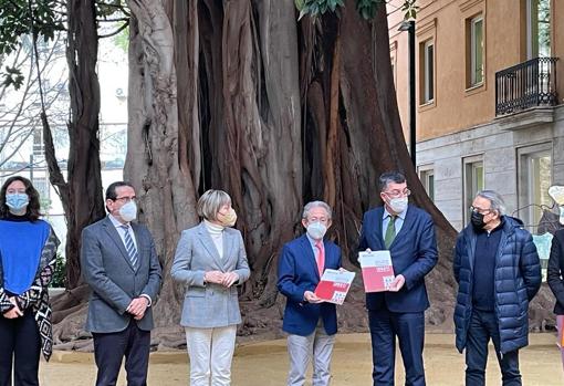 El Síndic de Greuges, Ángel Luna, entrega el informe anual 2021 al presidente de las Cortes, Enric Morera