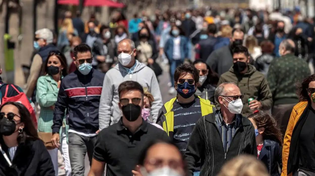 Multitud pasea en época de mascarilla obligatoria en exterior por la avenida de la playa