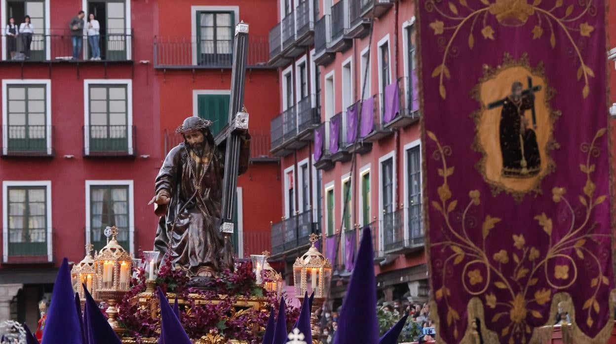 El ‘Via Crucis’ procesional del Nazareno, a su paso por la Plaza Mayor de Valladolid