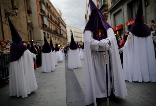 Los nazarenos de la Hermandad de Los Gitanos, en la calle del Carmen