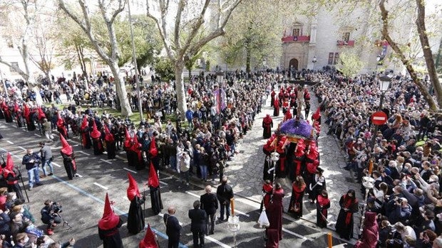 El Cristo de la Luz alumbra de nuevo Valladolid en una soleada y silenciosa procesión