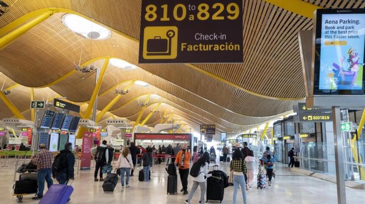 Los vuelos previstos en los aeropuertos en Semana Santa se sitúan ya sólo un 5% por debajo de las cifras de 2019