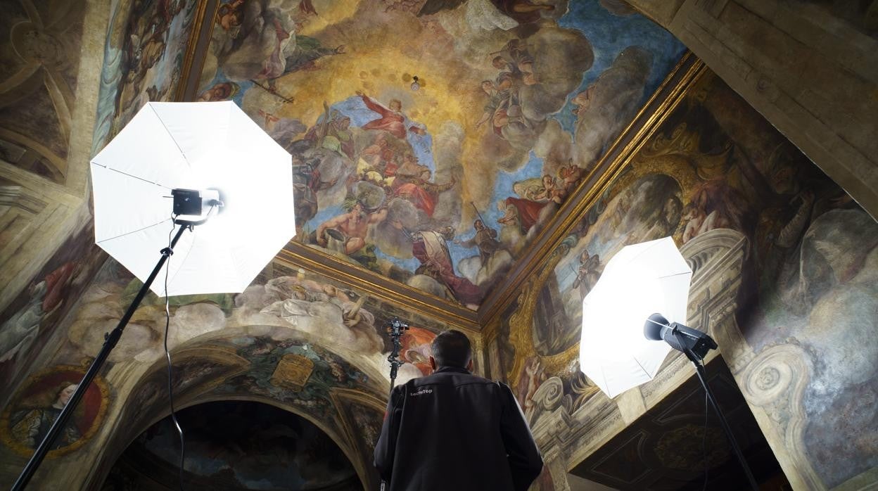 Una cámara fotografía la bóveda principal del oratorio