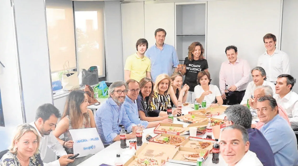 En plena batalla por las primarias del PPen 2018, el equipo de Santamaría respondió a la foto de Casado junto a exministros con otra imagen con la pizza como protagonista